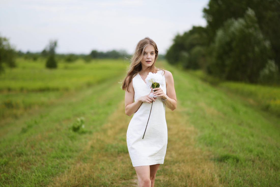 modelka w białej sukience na łące