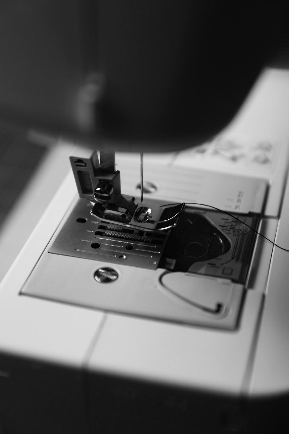 maszyna do szycia, czarno białe zdjęcie