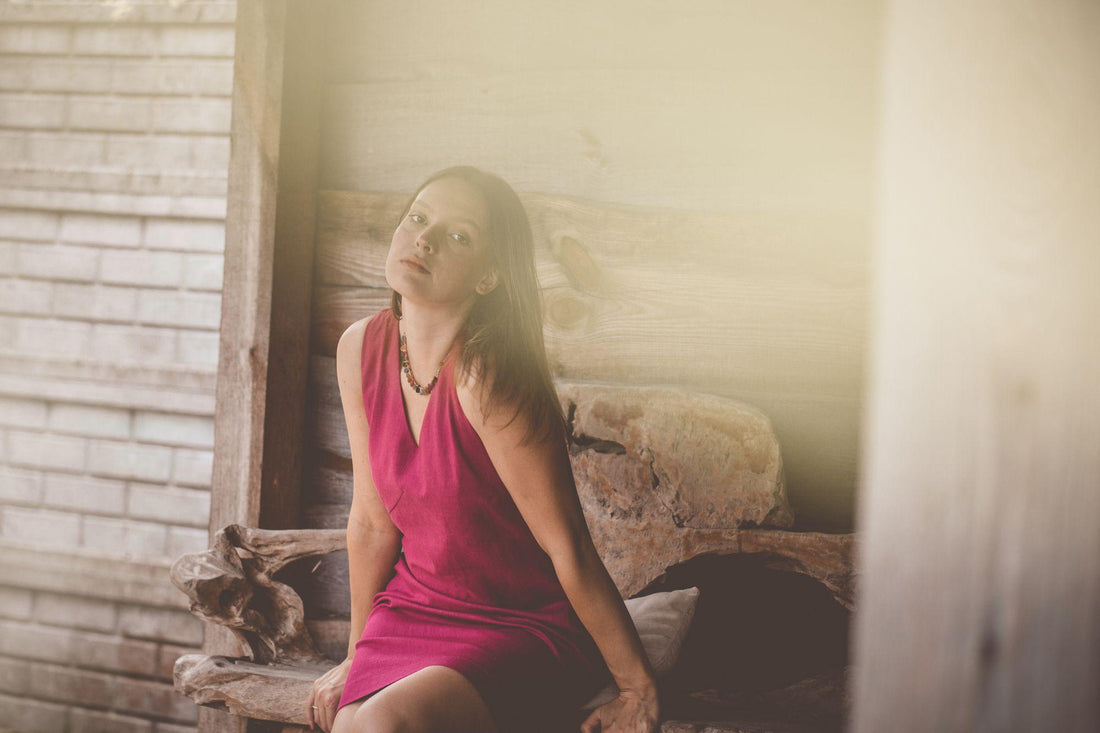 modelka w różowej sukience z lnu i bawełny